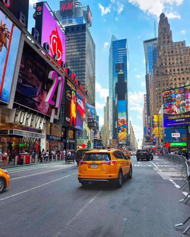 🇫🇷Surnommé « Crossroads of the world», Times Square est sans doute la première image qui vient à l’esprit quand on évoque NYC.
Avec ses milliers d’illuminations et de panneaux publicitaires, ce quartier regorge de logements, restaurants, bar et bien-sûr habite non loin les théâtres où vous pourrez voir les plus belles comédies musicales au monde ! 
.
🇺🇸 Named "Crossroads of the world", Times Square is probably the first thing that comes to mind when we mention NYC.
With its thousands illuminations and billboards, this district is full of accommodation, restaurants, bars and of course theatres where you can see the most wonderful musicals in the world!