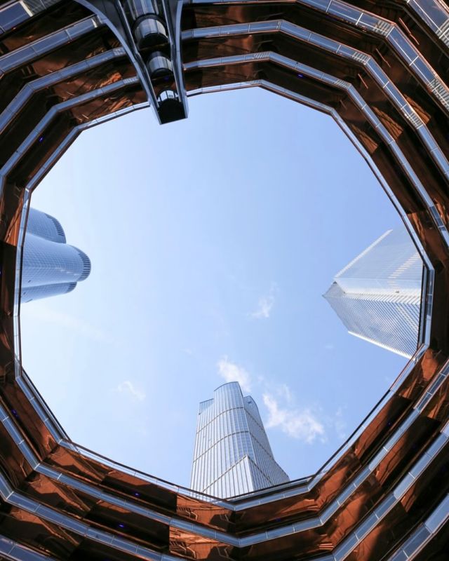 🇫🇷 The Vessel : Ce petit bijou d’architecture est en fait un escalier de 15 étages avec 2500 marches. Ses escaliers s’enchevêtrent tel un labyrinthe et sont tous interconnectés, une véritable ruche à ciel ouvert. 
Et la bonne nouvelle c’est qu’après plus de 3 ans de fermeture il est à nouveau possible d’y monter, alors n’hésitez pas ! 
.
🇬🇧 The Vessel : This architectural masterpiece is essentially a 15-story staircase with 2,500 steps. The staircases twist and turn like a maze, all interconnected in a unique design, a giant beehive open on the outside. 
And good news: after 3 years closed it’s now re open to public !